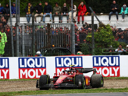 Sainz opnieuw de schlemiel van Ferrari en wijst naar Ricciardo
