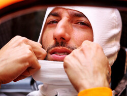 Daniel Ricciardo zorgt met crash voor eerste rode vlag in FP2
