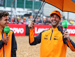 <b> Video: </b> Norris & Ricciardo vermaken zich tijdens het oponthoud