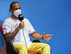 Waarom draagt Hamilton als enige coureur nog altijd een mondkapje?