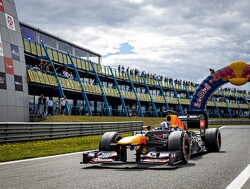 Coulthard zet TT Circuit Assen op stelten met spectaculaire demo