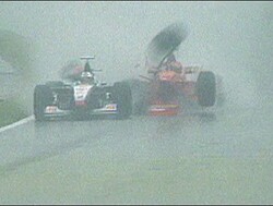 De controversiële botsing tussen Schumacher en Coulthard