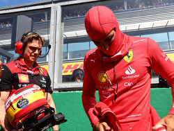 Sainz maakt zich op voor gridstraf tijdens thuisrace Ferrari