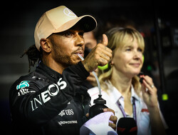 Hamilton baalt na race vol fouten: "Die dingen gebeuren"
