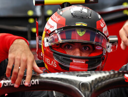  Video:  Sainz geeft klassieke Ferrari de sporen