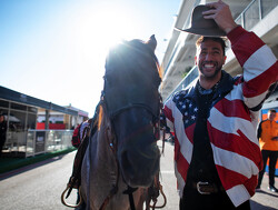  Video:  Cowboy Ricciardo arriveert te paard in de paddock