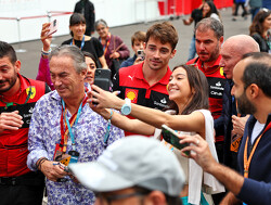 Leclerc maakt tijd voor fans tijdens bandentest
