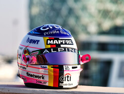 Alonso eert afzwaaiende Vettel met speciale helm