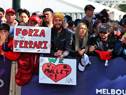 Bizarre beelden: fans staan bijna op circuit tijdens laatste ronde GP Australië
