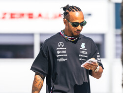 Hamilton ontkent Ferrari-geruchten en kondigt nieuw Mercedes-contract aan