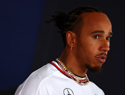 Hamilton hint op groot nieuws over Mercedes-toekomst