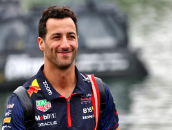  Video:  Ricciardo dolt vanaf de pitmuur met Russell