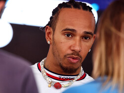 Mercedes ontvangt reprimande voor te laat komen Hamilton