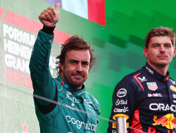 Alonso deelt complimenten uit: "Max en Red Bull zijn met elkaar verbonden"