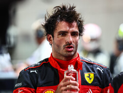 'Ferrari zet Sainz onder druk bij contractonderhandelingen'