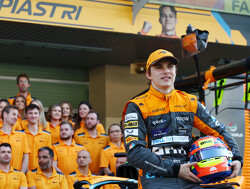 Piastri presenteert nieuw McLaren-racepak
