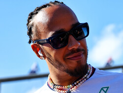 Hamilton lacht weer: "Team heeft geweldig werk geleverd"