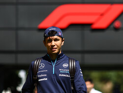 Albon wisselt motoronderdelen en start vanuit de pitlane