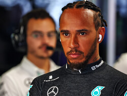 Mercedes reageert op Hamilton-geruchten