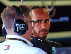 Hamilton niet blij met motorwissel: "Keuze van het team"