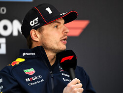 Sarcastische Verstappen weigert serieuze antwoorden te geven op FIA-persconferentie