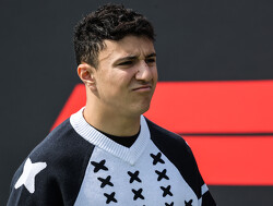 Hadjar ontvangt een gridstraf na clash met Sainz