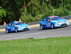 Alain Menu en Rob Huff scoren poles in Shanghai