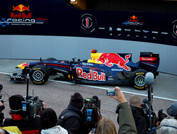 Red Bull RB7 scheurt door de straten van Bratislava, Slowakije