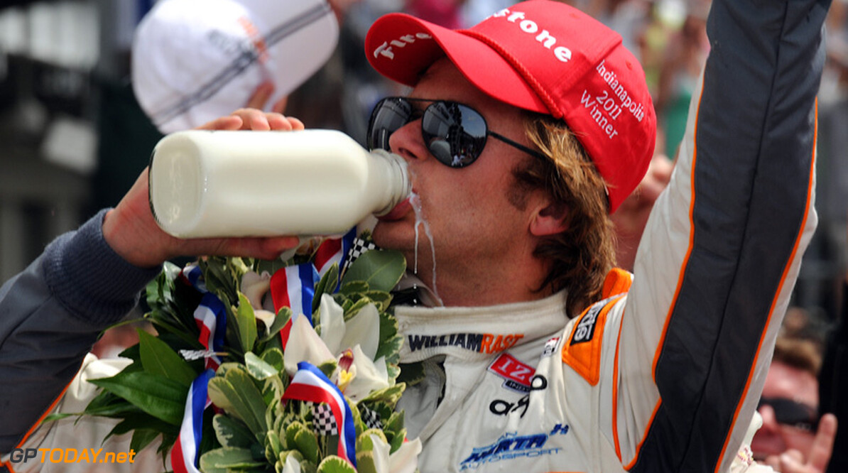 Dan Wheldon wint Indianapolis 500 na dramatische finish