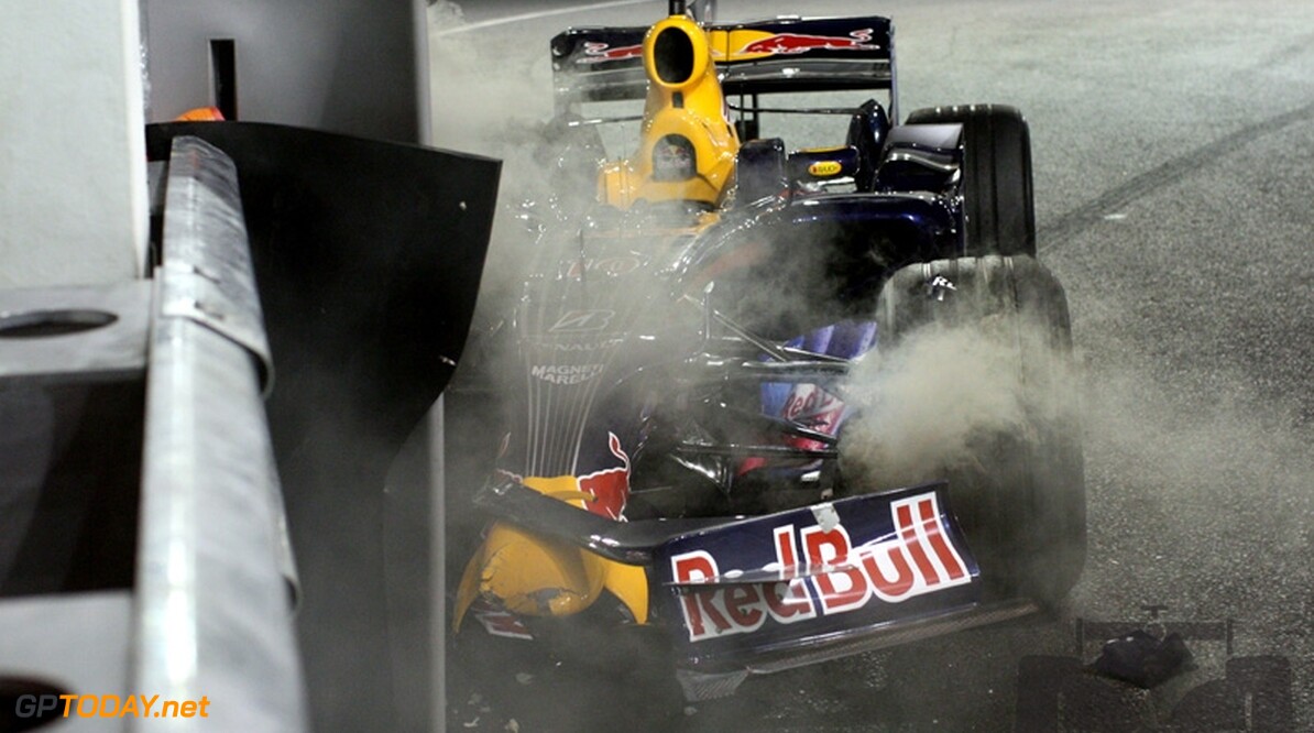 VT1: Hamilton eerste, Barrichello en Webber crashen