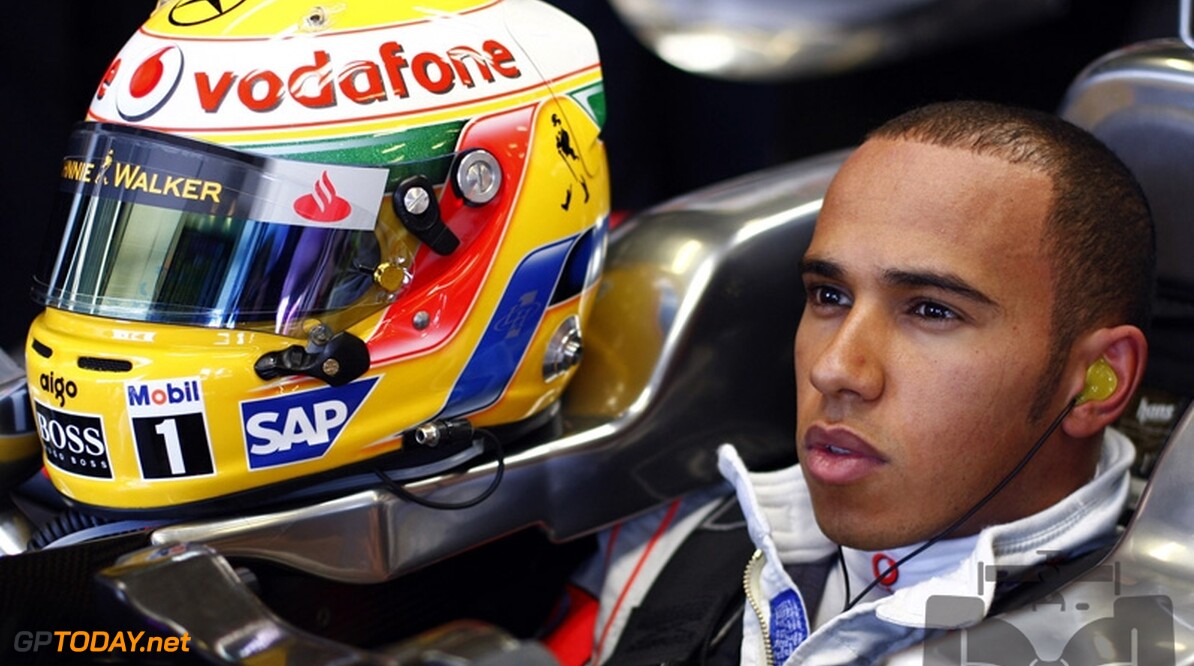Hamilton met speciale helm in actie op Silverstone