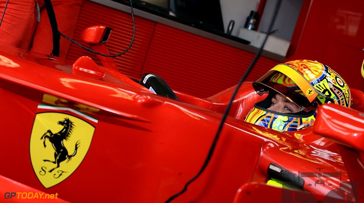 Rossi probeert nieuwe simulator van Ferrari uit