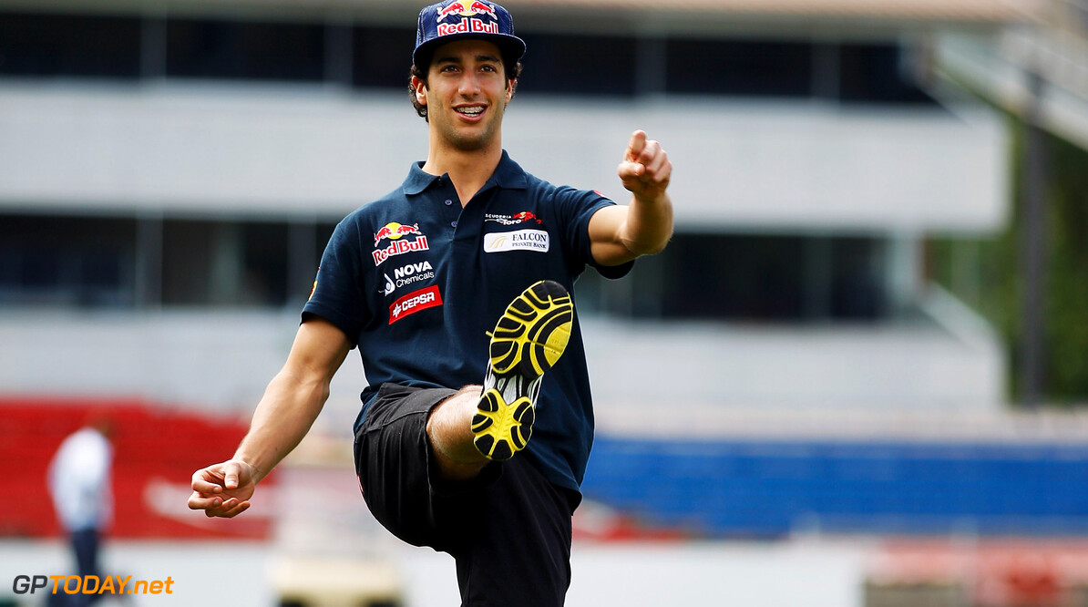 141015460KR009_F1_Grand_Pri
MELBOURNE, AUSTRALIA - MARCH 14:  Daniel Ricciardo of Australia and Scuderia Toro Rosso tries his hand at Australian rules football at Carltons VISY Park during previews to the Australian Formula One Grand Prix on March 14, 2012 in Melbourne, Australia.  (Photo by Paul Gilham/Getty Images) *** Local Caption *** Daniel Ricciardo
F1 Grand Prix Of Australia - Previews
Paul Gilham
Melbourne
Australia

Formula One Racing