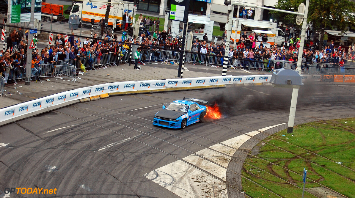 Van der Garde en Rosberg verbranden rubber bij City Racing 2012