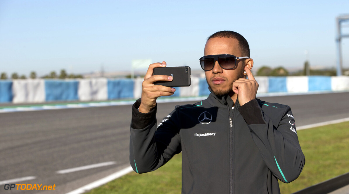 Hamilton opgewekt ondanks baaldag voor Mercedes