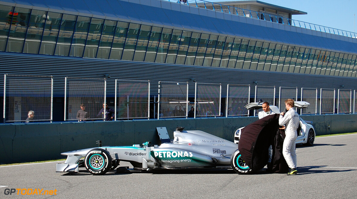 Hamilton en Rosberg trekken het doek van Mercedes W04