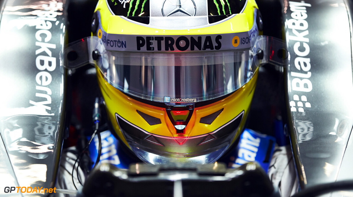 VT1: Rosberg voor Hamilton op nat Interlagos