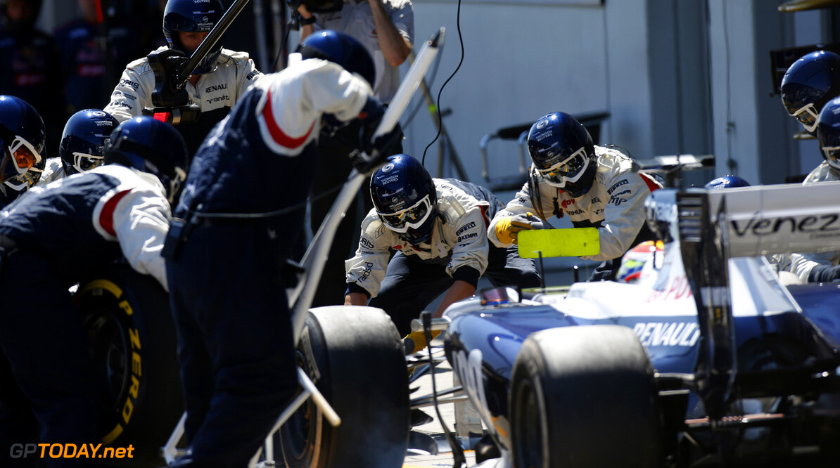Mandatory pitlane helmets 'crazy and an overreaction' - Lauda