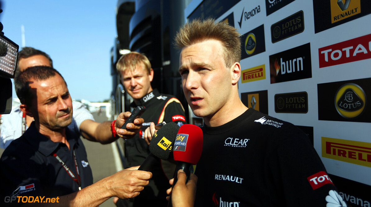 2013 F1 Young Driver Test - Day 2
Silverstone, UK
Thursday 17th July 2013
Davide Valsecchi, Third Driver, Lotus F1 talks to the media
Photo: Andrew Ferraro/Lotus F1 Team
ref: Digital Image _79P9307





gbr f1 testing portrait