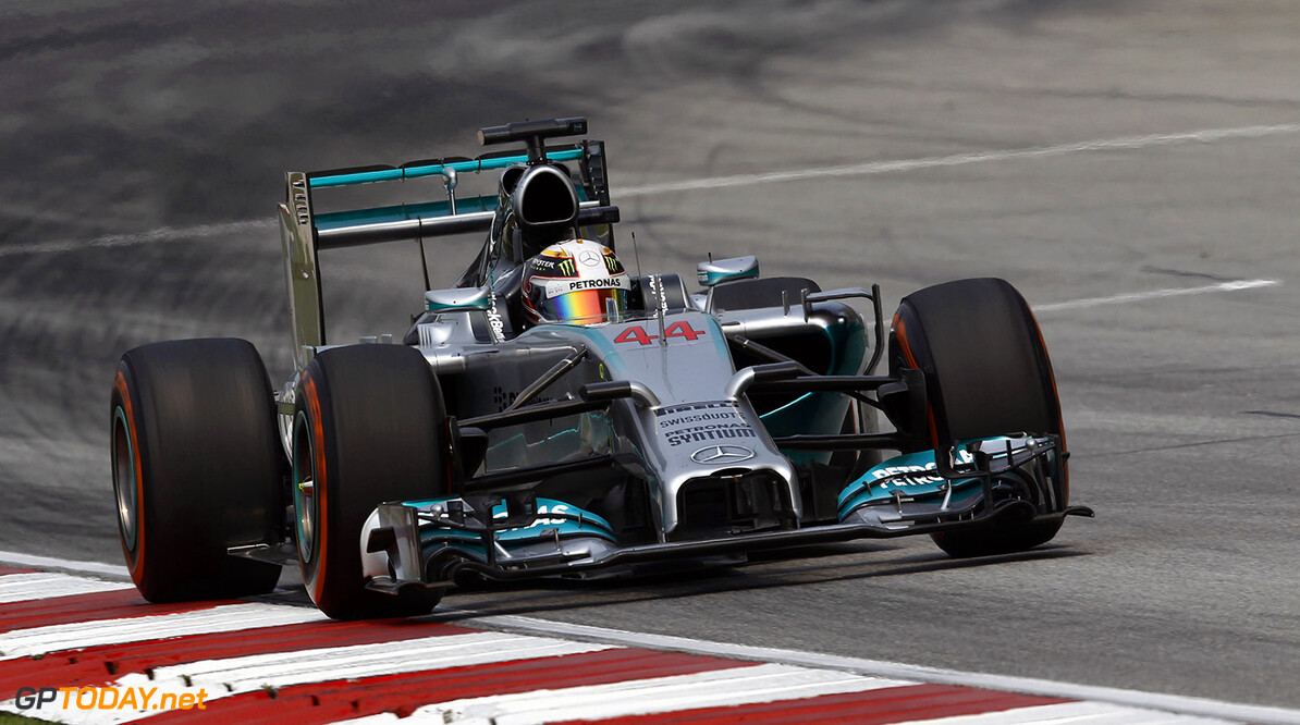VT1: Mercedes-rijders pareren snelle ronde van Alonso