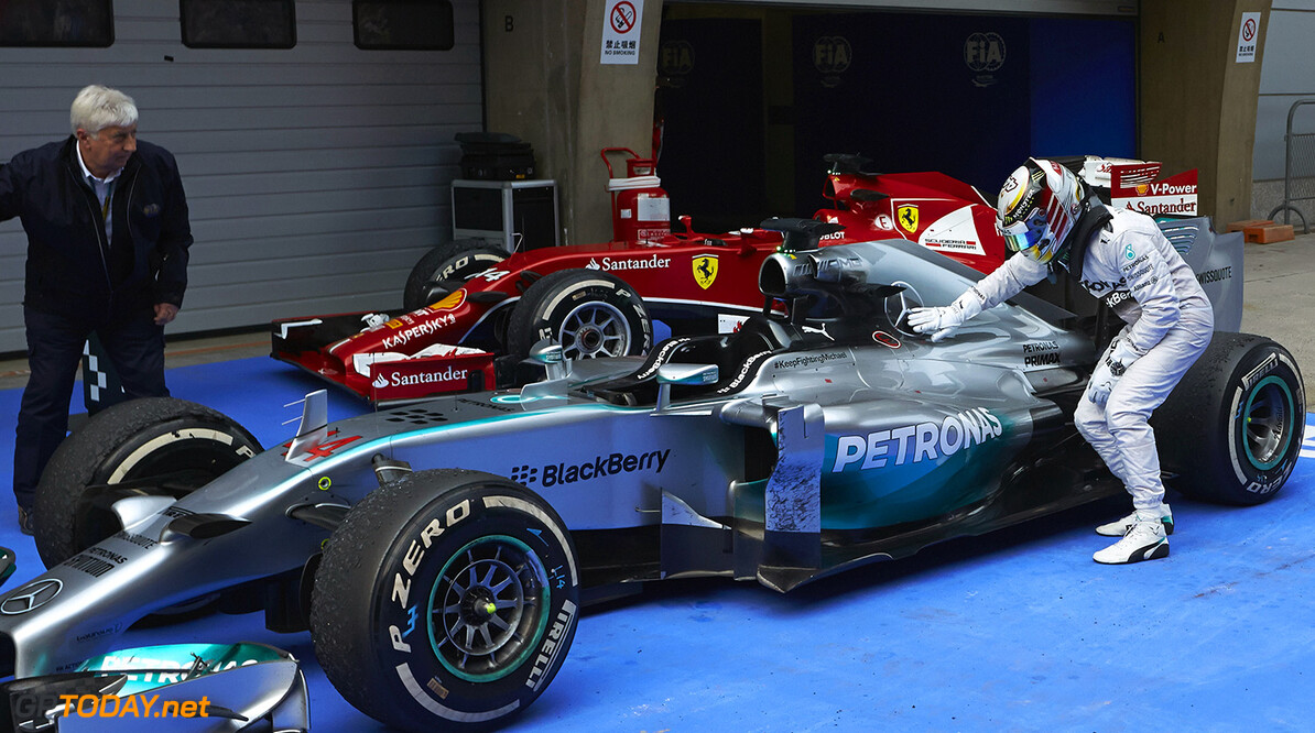 Hamilton gesignaleerd bij Ferrari-hoofdkwartier in Maranello