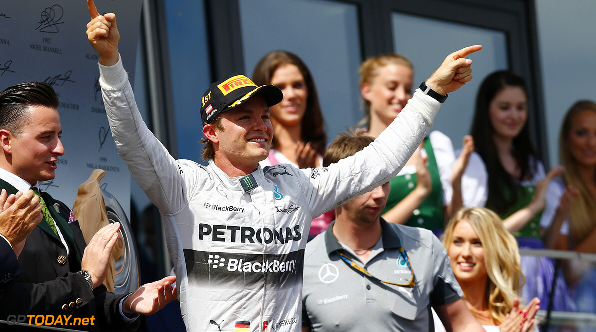 Rosberg verovert pole position in verraderlijke omstandigheden