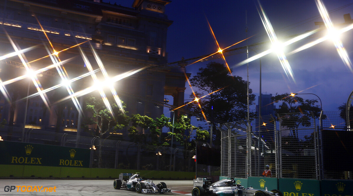 Hamilton pakt sensationele pole positon in Singapore