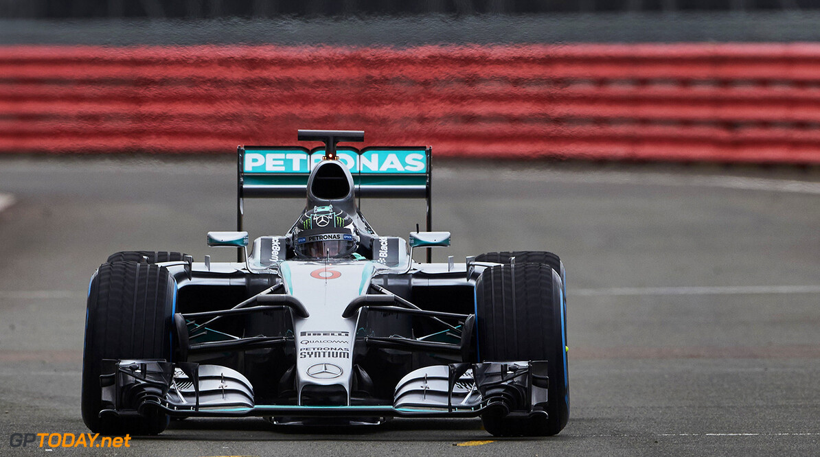 Mercedes voert shakedown uit op Silverstone met nieuwe W06