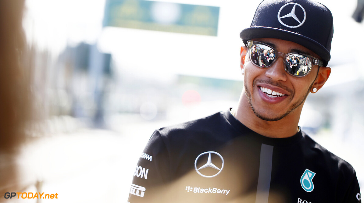Hamilton: "Nu te veel kinderen in de Formule 1"