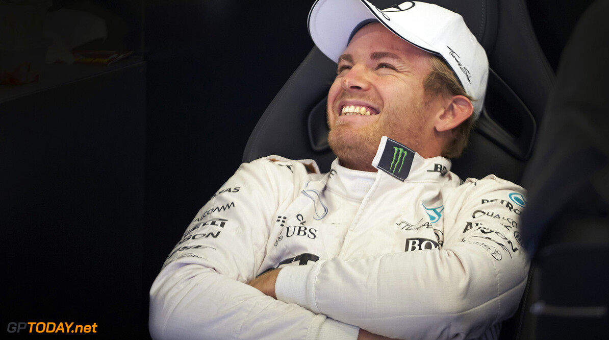 VT1: Nico Rosberg omzeilt hydraulisch probleem