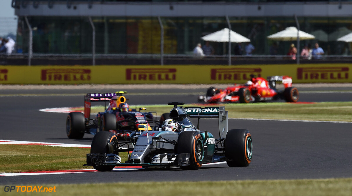 Hamilton wint wederom thuisrace, Verstappen valt vroeg uit