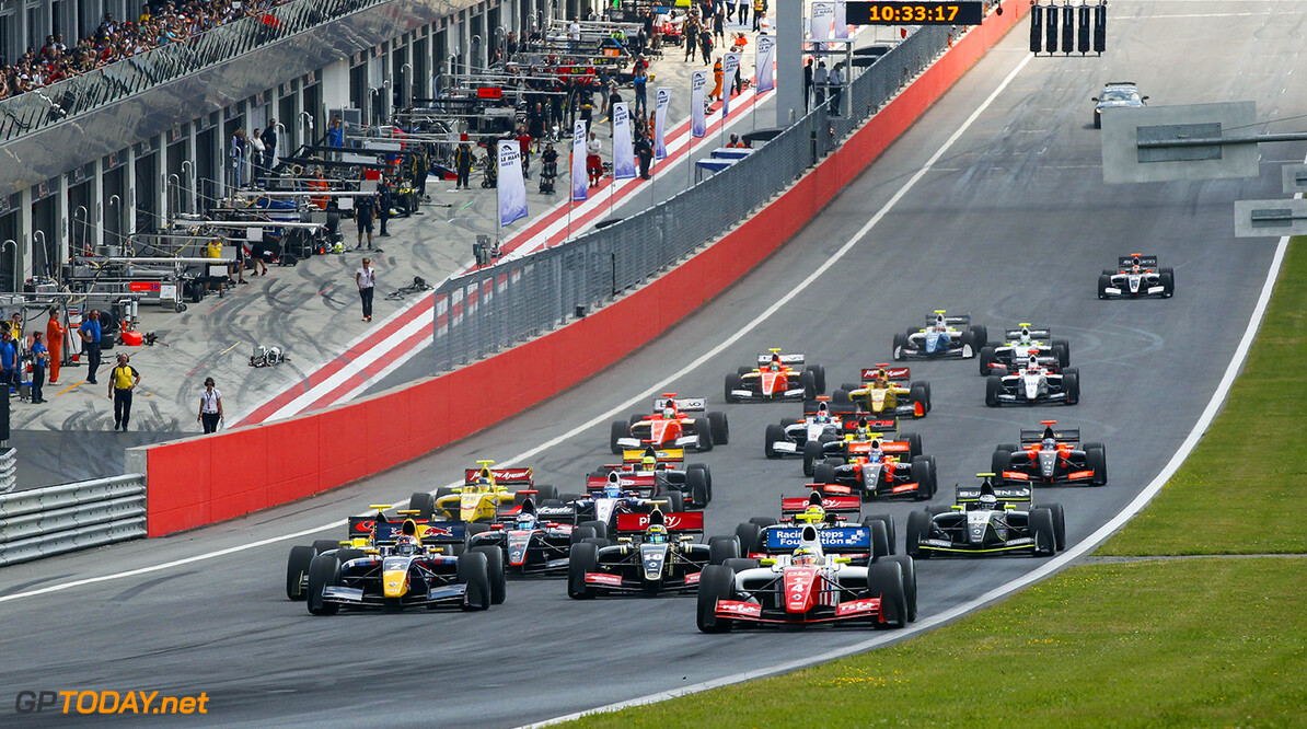 Start of the race 1. 04 ROWLAND Oliver (GBR) Fortec Motorsports (GBR), 02 STONEMAN Dean (GBR) Dams (FRA) action during the 2015 Formula Renault 3.5 race at Red Bull Ring, Spielberg, Austria, from July 10th to 12th 2015. Photo DPPI / Florent Gooden.
Auto - Fr 3.5 race at Red Bull Ring 2015
Florent Gooden
Spielberg
Austria

AUTO CAR FR FR 3.5 Formule Renault MONOPLACE Motorsport Race UNIPLACE WSR World Series by Renault