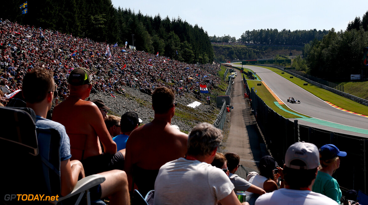 <b>Video: </b>Schumacher en David Coulthard crashen in kletsnat Spa-Francorchamps