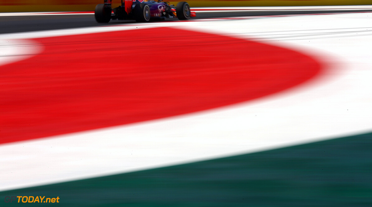 MEXICO CITY, MEXICO - NOVEMBER 01:  Daniel Ricciardo of Australia and Infiniti Red Bull Racing drives during the Formula One Grand Prix of Mexico at Autodromo Hermanos Rodriguez  on November 1, 2015 in Mexico City, Mexico.  (Photo by Clive Mason/Getty Images) // Getty Images/Red Bull Content Pool // P-20151101-00703 // Usage for editorial use only // Please go to www.redbullcontentpool.com for further information. // 
F1 Grand Prix of Mexico
Clive Mason
Mexico City
Mexico

P-20151101-00703